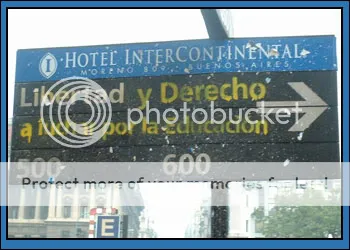 cartel ubicado frente al Teatro Colón, frente a la plaza de Tribunales, del otro lado decía Libertad de Expresión